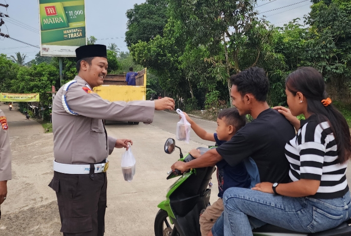 Polsek Bojong Berbagi Takjil kepada Warga di Bulan Ramadan 1 IMG 20250312 212215