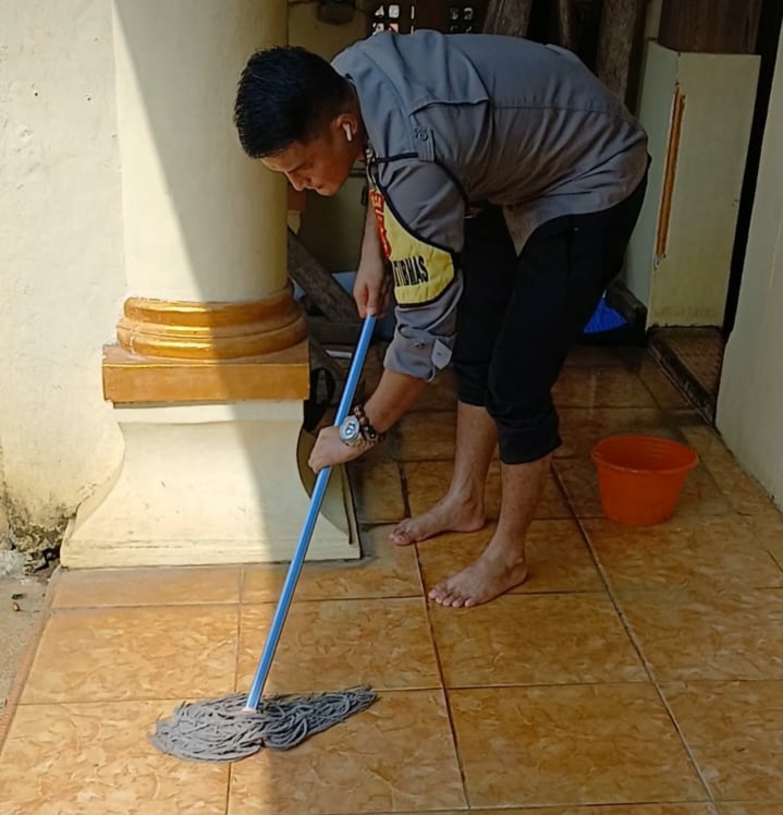 Polsek Bojong Gelar Aksi Bersih-Bersih Masjid di Bulan Ramadan 10 IMG 20250312 214317