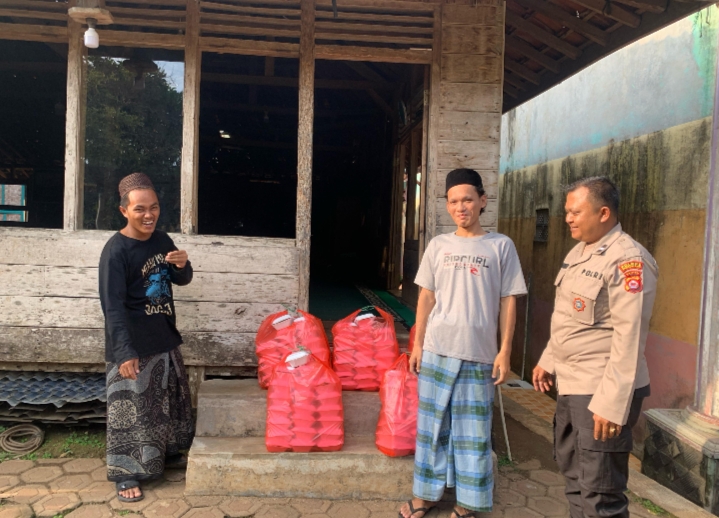 Polsek Cadasari Berbagi Takjil di Ponpes Ibnu Dimyati di Bulan Ramadan 9 IMG 20250312 221012