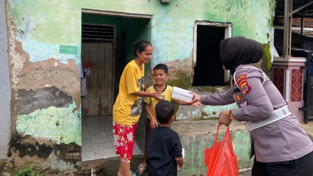 Satlantas Polres Pandeglang Gelar Bagi-bagi Takjil di Tenjolaya 2 WhatsApp Image 2025 03 04 at 08.25.10 1