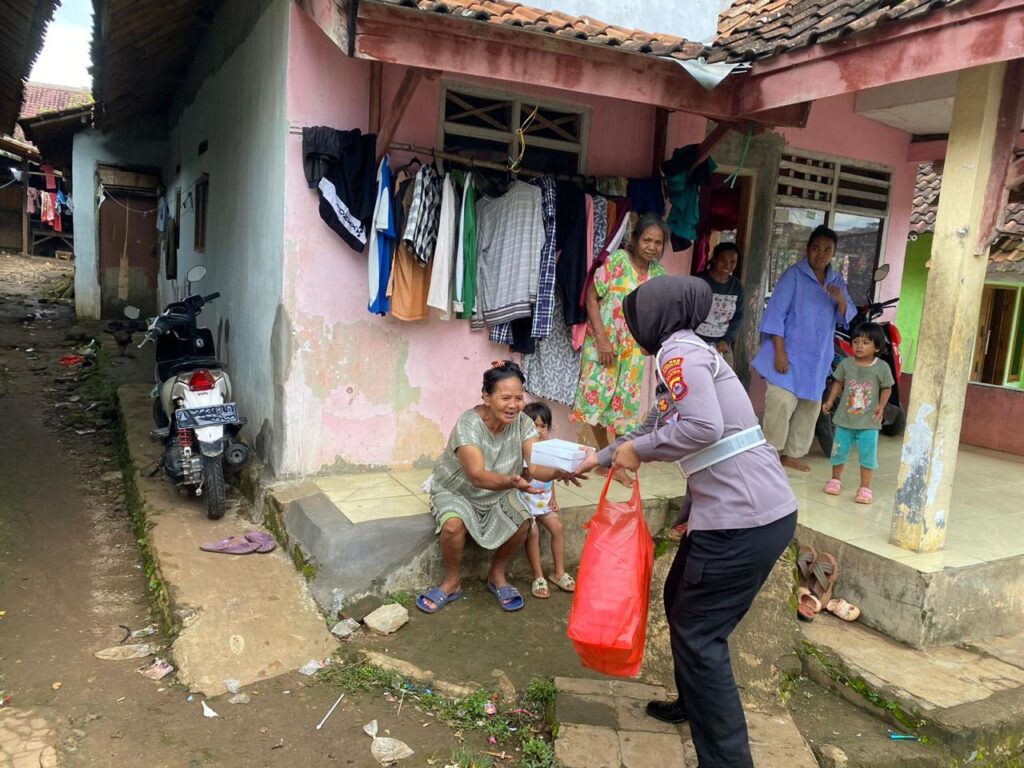 Satlantas Polres Pandeglang Bagikan Takjil kepada Warga di Cihaseum Secara Mobile 6 WhatsApp Image 2025 03 04 at 08.25.10