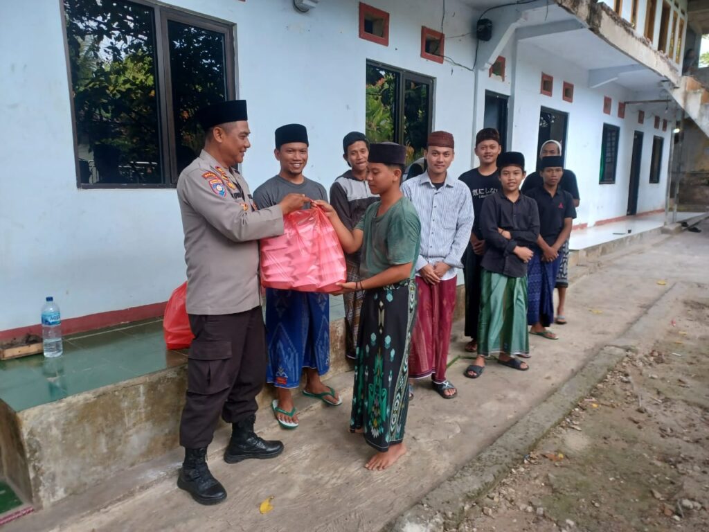 Polres Pandeglang Gelar Kegiatan Bagi-bagi Takjil dalam Rangka Bulan Suci Ramadhan 1446 H 3 WhatsApp Image 2025 03 04 at 20.50.39