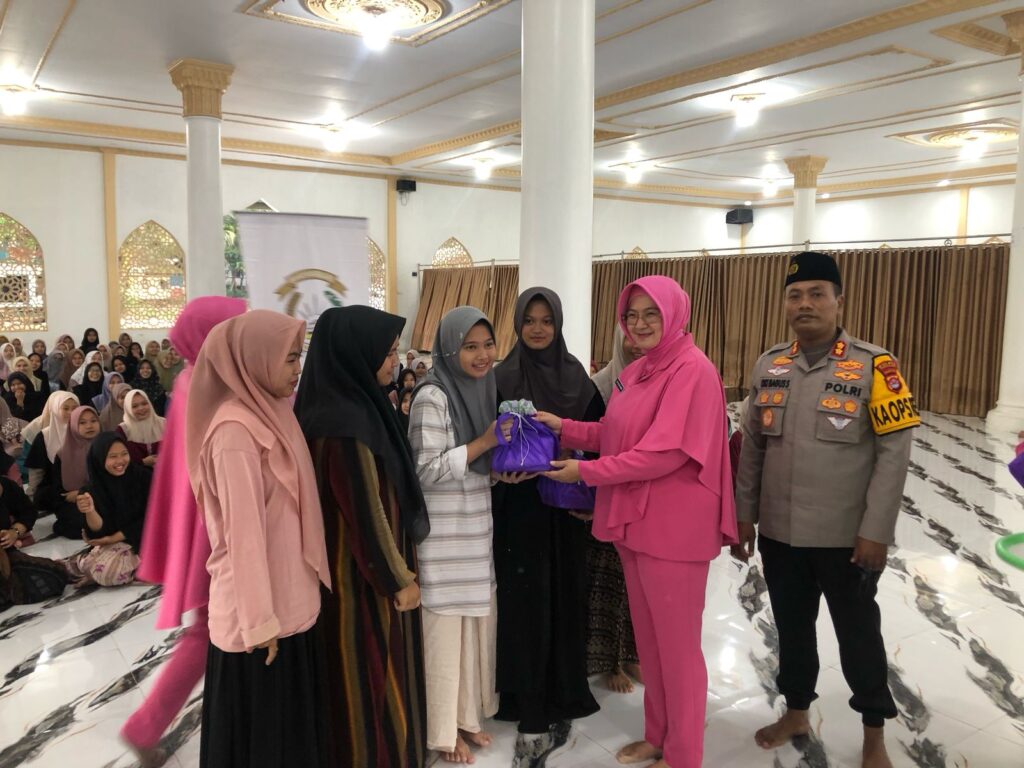 Kapolres Pandeglang AKBP Oki Bagus Setiaji Bersama Bhayangkari Gelar Bakti Sosial untuk Santri di Ponpes Al-Atqiya 1 WhatsApp Image 2025 03 09 at 18.29.26