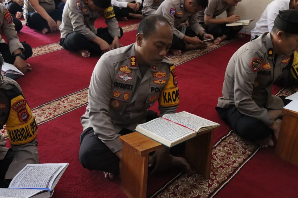 Kapolres Pandeglang Pimpin Kegiatan Tadarus Rutin Selama Ramadhan di Musholla Polres Pandeglang 7 WhatsApp Image 2025 03 10 at 14.43.23