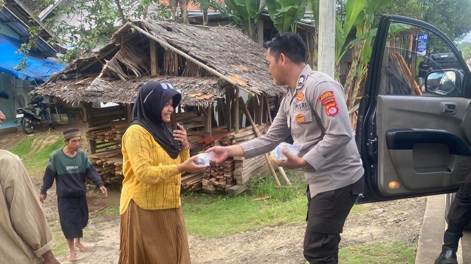 Polsek Bojong Gelar Bagi Takjil Secara Mobile untuk Warga 8 WhatsApp Image 2025 03 10 at 17.32.55
