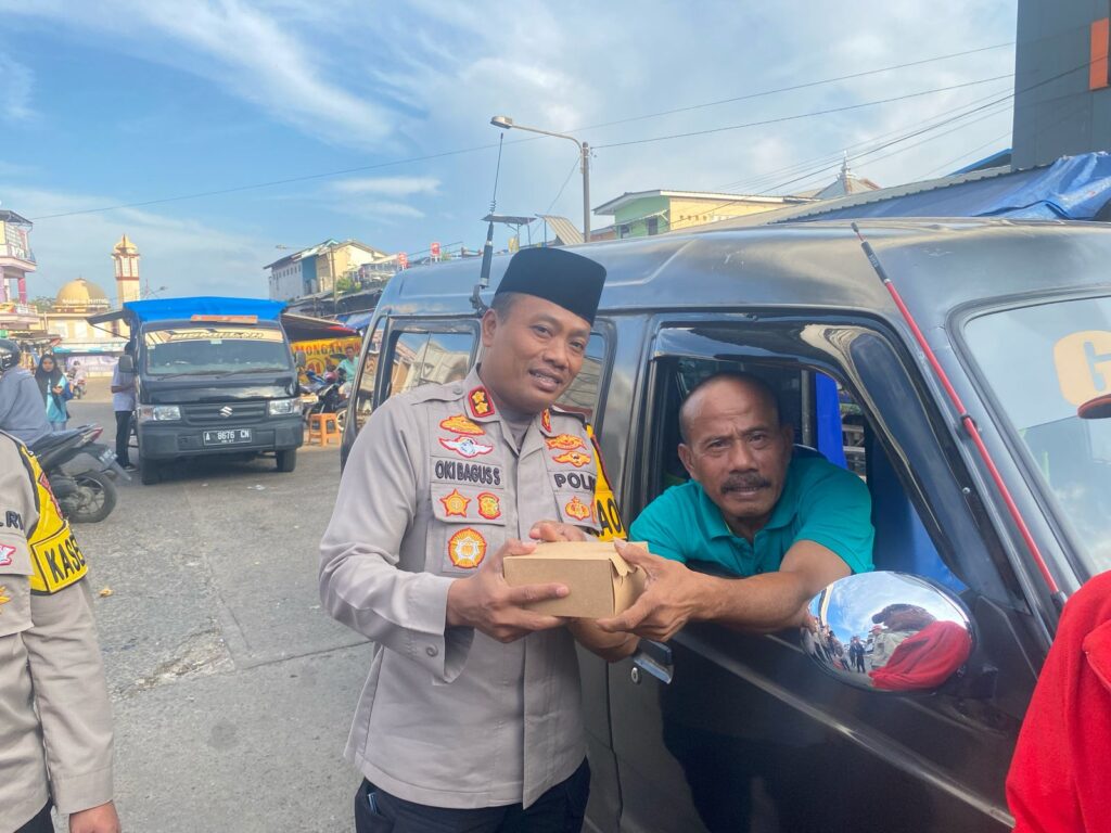 Kapolres Pandeglang Bagikan Takjil kepada Pengemudi di Terminal Badak Kuranten 5 WhatsApp Image 2025 03 11 at 19.26.40