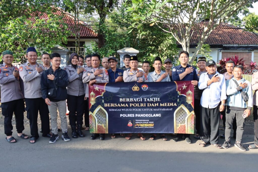 Polres Pandeglang dan Wartawan Berkolaborasi dalam Kegiatan Berbagi Takjil di Bulan Ramadan 7 WhatsApp Image 2025 03 13 at 17.49.56