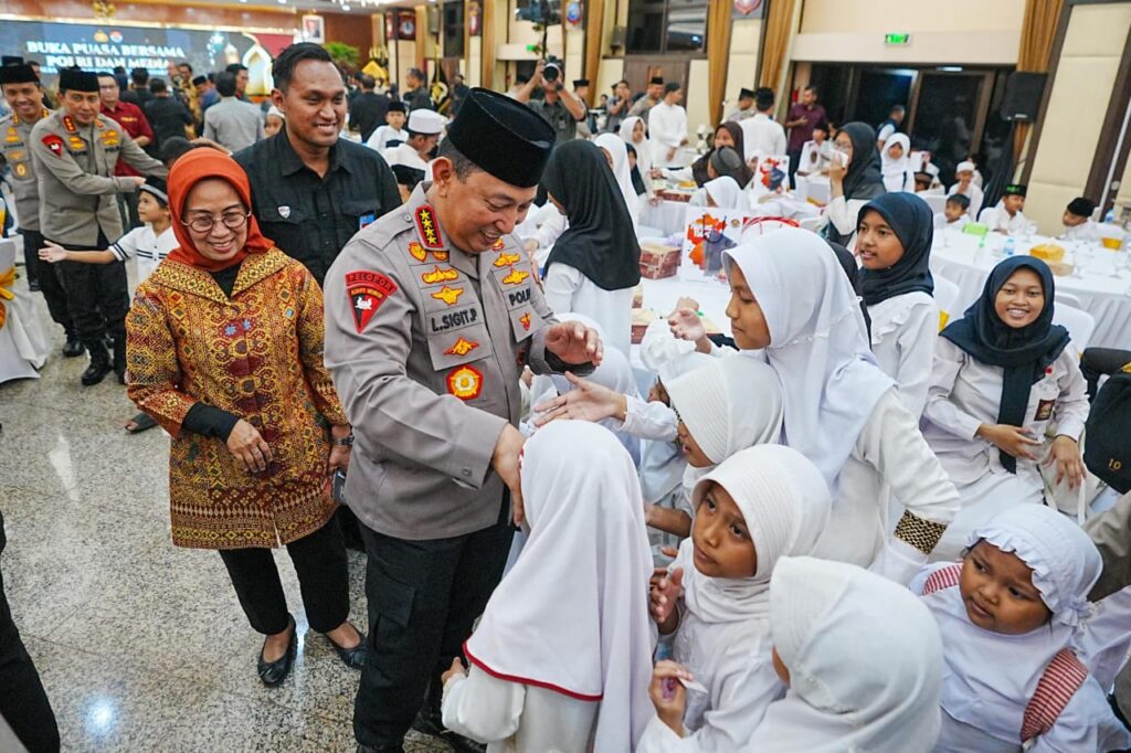 Berbagi Takjil dan Buka Puasa Bersama, Kapolri Perkuat Sinergi dengan Media dan Masyarakat 5 WhatsApp Image 2025 03 13 at 22.00.27
