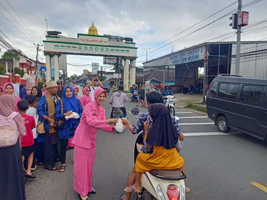 Polsek Cadasari Polres Pandeglang Bagikan Takjil Jelang Buka Puasa di Depan Pasar Cadasari 2 WhatsApp Image 2025 03 14 at 19.23.03