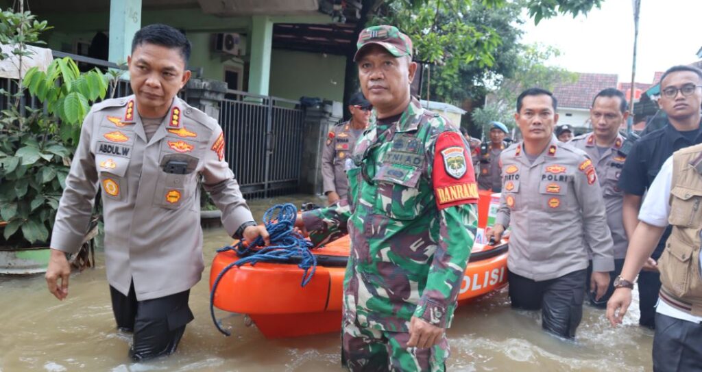 Polri-TNI Bagikan Makanan ke Warga Terdampak Banjir di Sawangan, Depok 4 ddfg