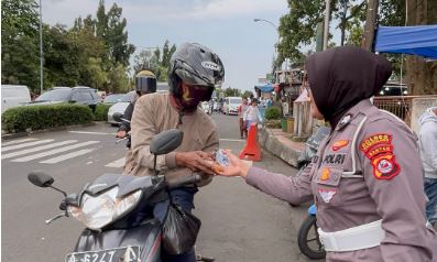 Satlantas Polres Pandeglang Gelar Bagi Takjil di Alun-Alun, Polwan Turut Berpartisipasi 5 gfd