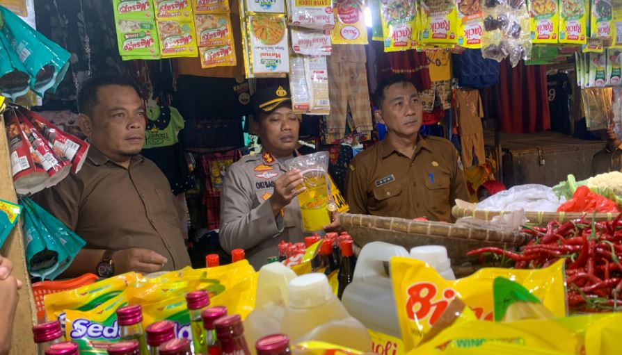 Kapolres Pandeglang AKBP Oki Bagus Setiaji Bersama Kadis DKUMKMPP Gelar Monitoring Harga dan Ketersediaan Bahan Pokok di Pasar Badak 10 lkhj