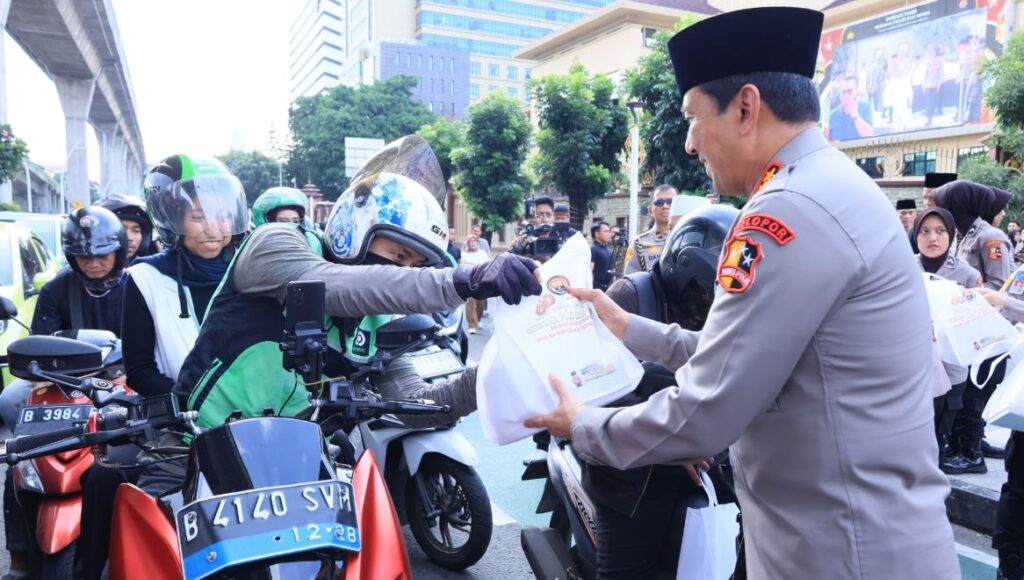 Polri dan Media Bersinergi Berbagi Takjil Serentak di Seluruh Indonesia 4 qwesd