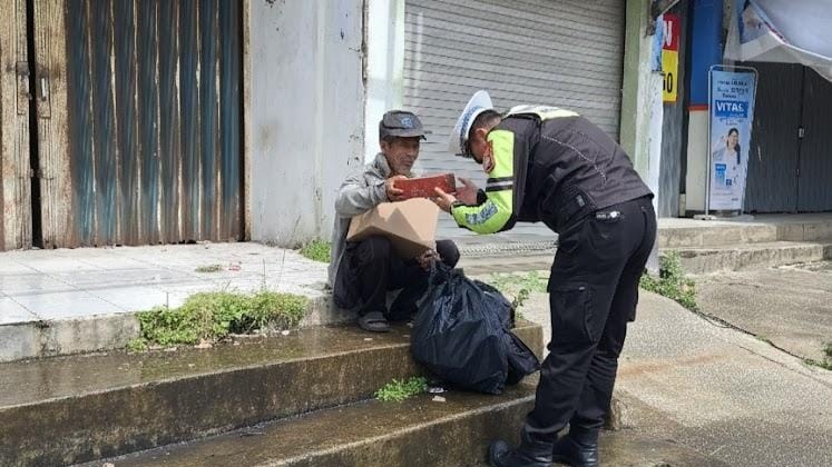 Satlantas Polres Pandeglang Gelar Jumat Berkah dalam Program Polantas Menyapa 5 WhatsApp Image 2026 01 23 at 10.00.21