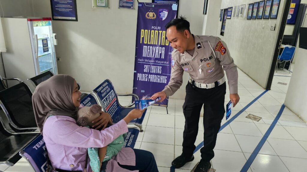 Satlantas Polres Pandeglang Gelar Program “Polantas Menyapa” Berikan Pelayanan Prima kepada Pemohon SIM 3 WhatsApp Image 2026 01 26 at 08.57.14