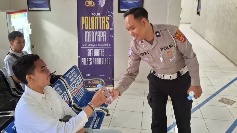 Satlantas Polres Pandeglang Gelar Program “Polantas Menyapa”, Berikan Pelayanan Prima kepada Pemohon SIM 1 WhatsApp Image 2026 01 28 at 09.11.16