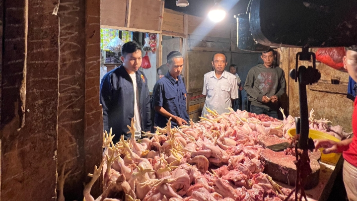 Satreskrim Polres Pandeglang Lakukan Pengecekan Harga Sembako di Pasar Badak Jelang Idul Fitri 1447 H 9 IMG 20260224 115631