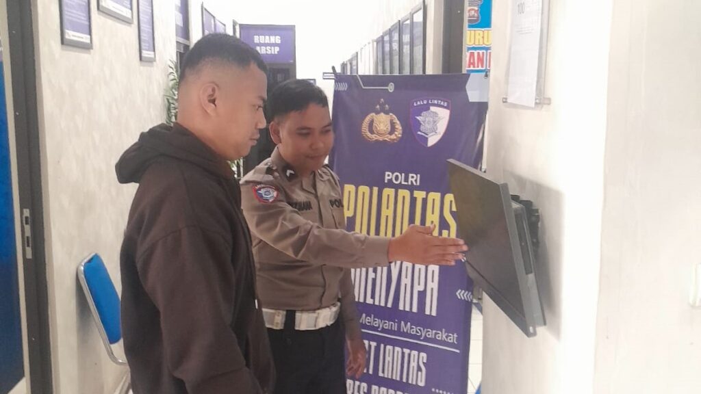 Satlantas Polres Pandeglang Laksanakan Program Polantas Menyapa di Satpas Pelayanan SIM 7 WhatsApp Image 2026 02 03 at 08.42.15