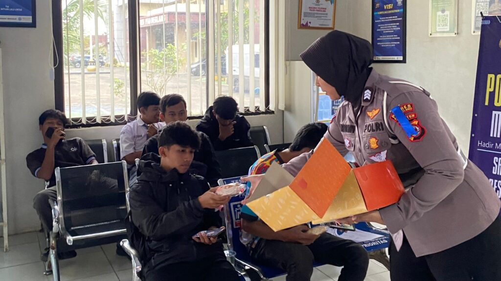 Satlantas Polres Pandeglang Gelar Pelayanan Prima “Polantas Menyapa” kepada Pemohon SIM 6 WhatsApp Image 2026 02 04 at 11.13.34