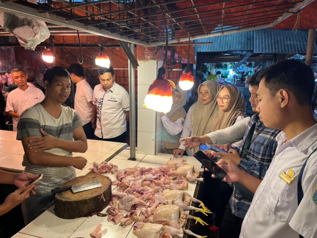 Antisipasi Lonjakan Harga Jelang Lebaran, Polisi Dampingi Disperindag Sidak Sembako di Pasar Badak Pandeglang 5 WhatsApp Image 2026 02 26 at 11.07.03