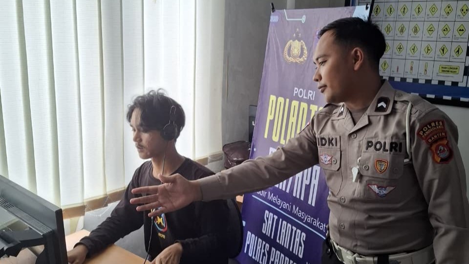 Satlantas Polres Pandeglang Berikan Pelayanan Prima Pemohon SIM di Bulan Ramadan Melalui Program “Polantas Menyapa” 3 WhatsApp Image 2026 02 27 at 09.57.32